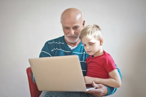 Büyükbaba Torunun Elinde Bir Bilgisayarla Portresi — Stok fotoğraf