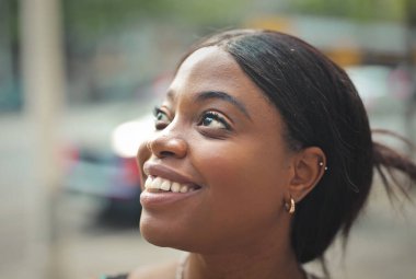 Sokaktaki genç bir kadının portresi.