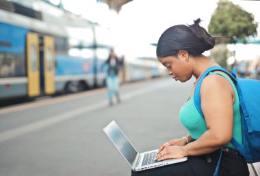 Donovan Donna tren istasyonunda bir bilgisayarla çalışıyor.