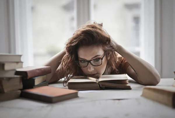 Jonge Vrouw Met Hoofd Rusten Boeken — Stockfoto