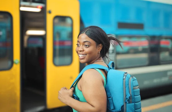 Portret Van Een Jonge Vrouw Een Station — Stockfoto