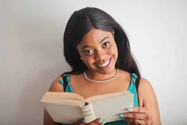 Retrato Mujer Joven Mientras Lee Libro — Foto de Stock