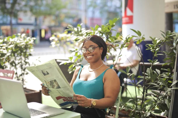 Jonge Vrouw Maakt Gebruik Van Een Computer Krant Een Outdoor — Stockfoto