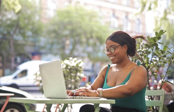 Portret Van Jonge Vrouw Zitten Een Outdoor Cafe Met Een — Stockfoto