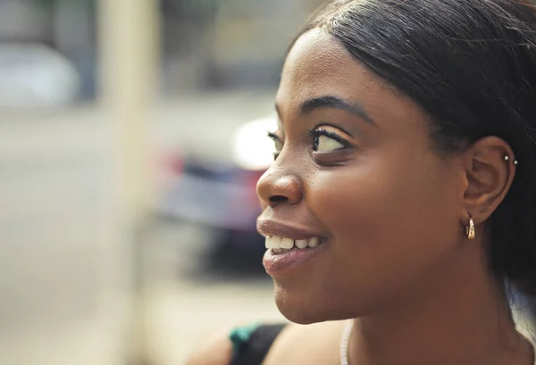 Retrato Uma Jovem Mulher Uma Rua — Fotografia de Stock