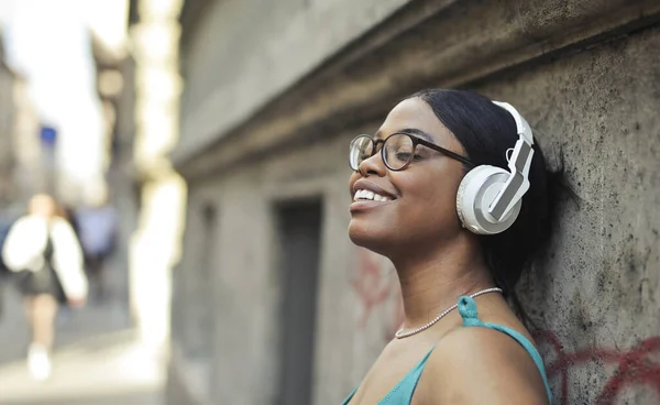 Portret Van Jonge Vrouw Tijdens Het Luisteren Naar Muziek — Stockfoto