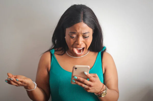 Gritando Jovem Mulher Com Telefone Sua Mão — Fotografia de Stock