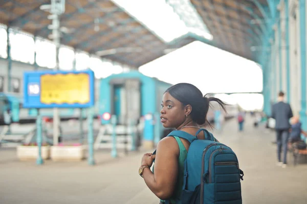 Retrato Jovem Mulher Uma Estação Trem — Fotografia de Stock