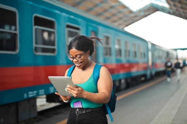 Jonge Vrouw Gebruikt Een Tablet Een Treinstation — Stockfoto