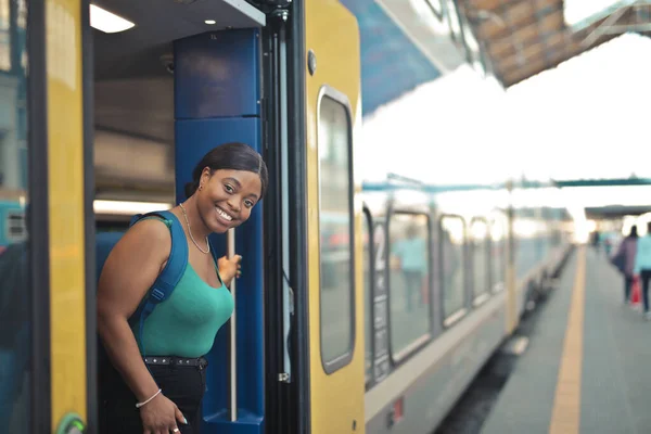 Sorrindo Jovem Mulher Trem — Fotografia de Stock