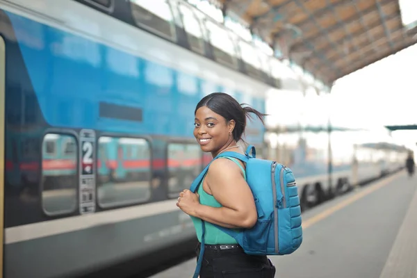 Frau Mit Rucksack Bahnhof — Stockfoto