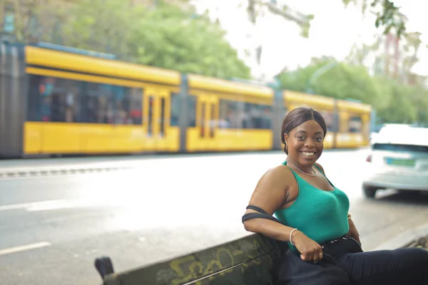 Jovem Mulher Banco Cidade — Fotografia de Stock