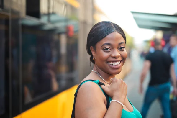 Portret Van Een Jonge Vrouw Straat — Stockfoto