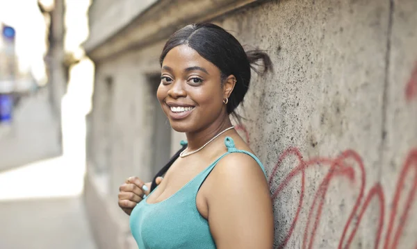 Retrato Uma Jovem Mulher Rua — Fotografia de Stock