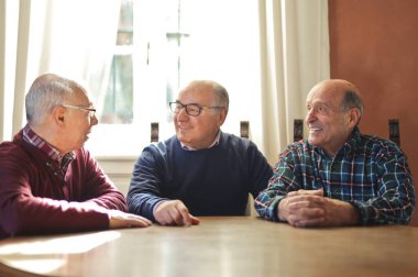 bir grup son sınıf öğrencisi evde tartışıyor.