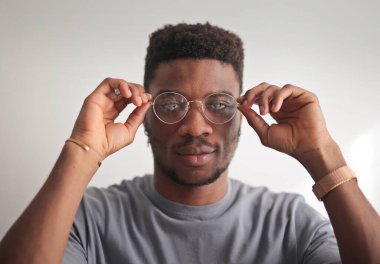 Gözlüklü bir gencin portresi.