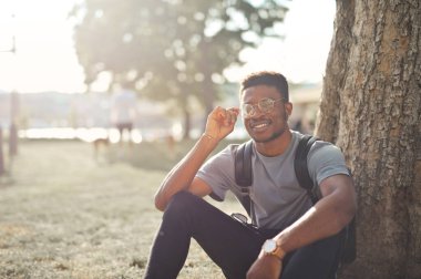 parkta oturan genç adam