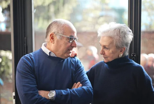 Anziani Coppia Discendono Sulla Veranda — Foto Stock