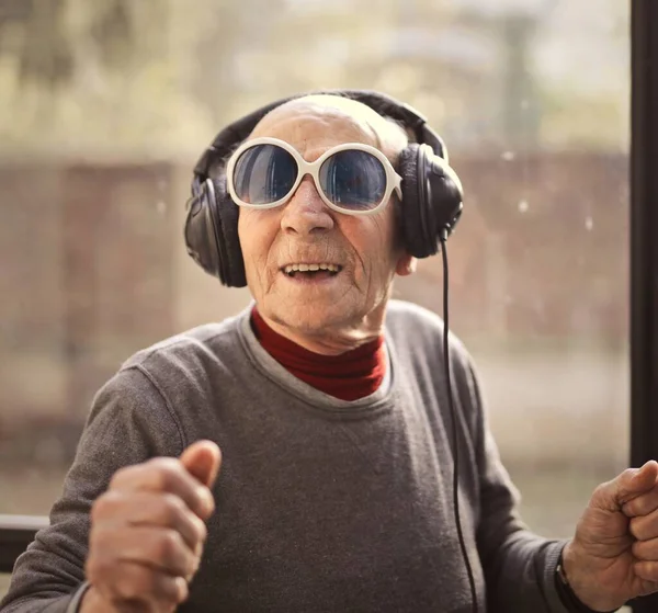 Ritratto Senior Ascoltando Musica — Foto Stock