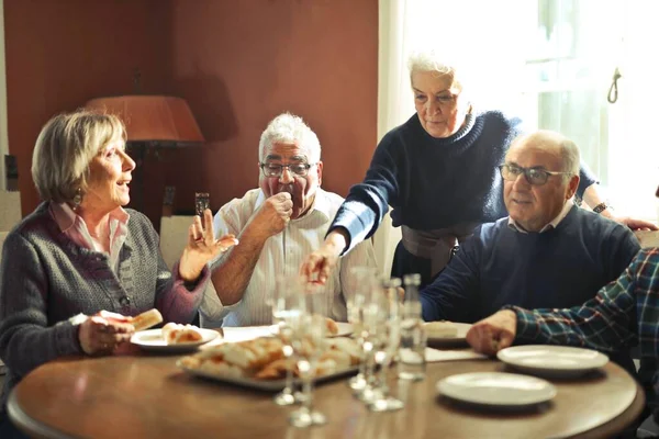 Groep Senioren Eten Vieren Thuis — Stockfoto