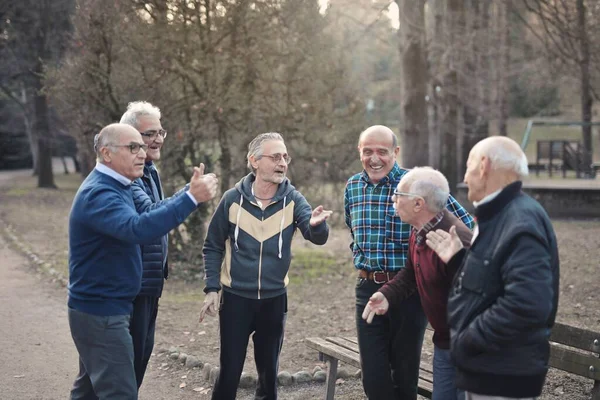 Grupo Homens Argumentam Parque — Fotografia de Stock