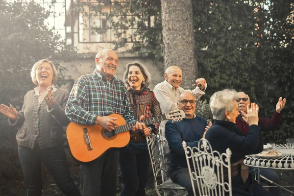 Groep Senioren Tuin Vieren Zingen Spelen Met Een Gitaar — Stockfoto