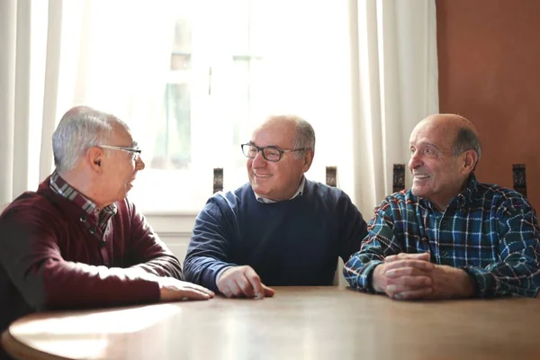 Trois Aînés Parlent Maison — Photo