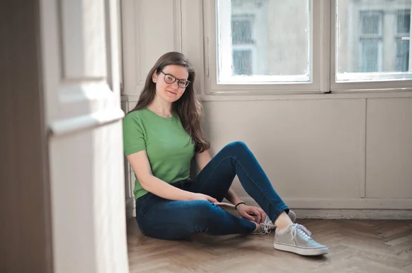 Junge Frau Sitzt Hause Auf Dem Boden — Stockfoto