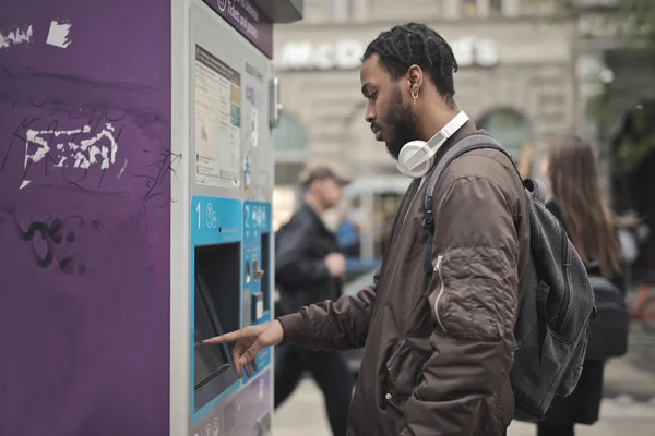 Junger Mann Nimmt Tram Fahrkarten Digitalen Automaten — Stockfoto