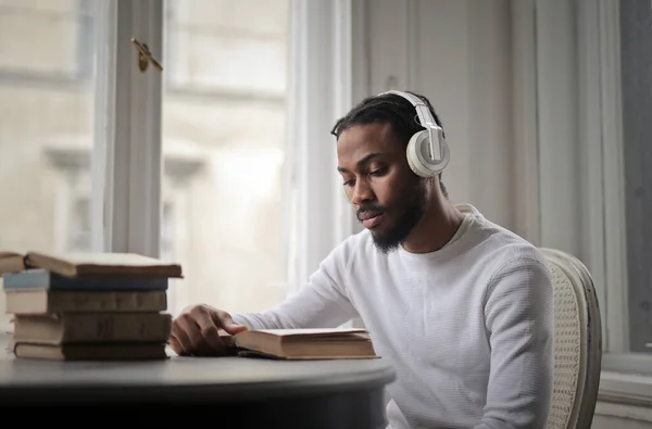 Νεαρός Άνδρας Σπουδάζει Ακούγοντας Μουσική — Φωτογραφία Αρχείου