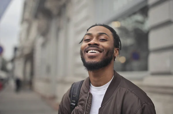 Jeune Homme Souriant Avec Sac Dos Dans Rue — Photo