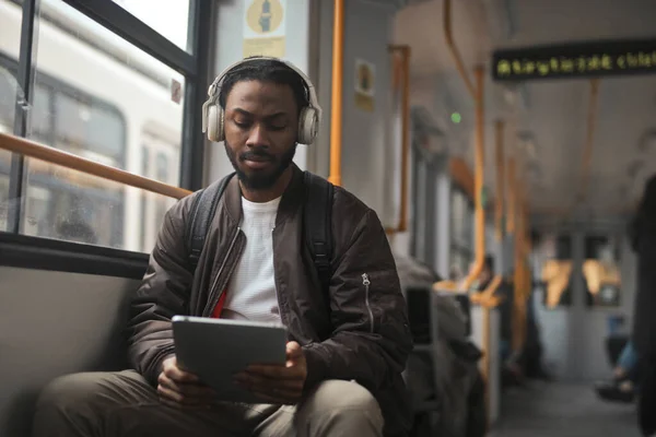 Porträt Eines Jungen Mannes Der Straßenbahn Während Ein Tablet Benutzt — Stockfoto
