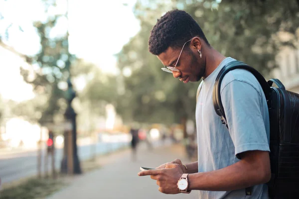 Νεαρός Άνδρας Στο Δρόμο Χρησιμοποιεί Ένα Smartphone — Φωτογραφία Αρχείου