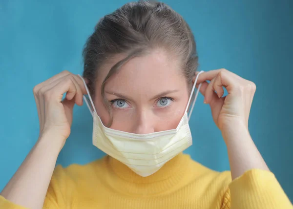 Young Woman Surgical Mask — ストック写真