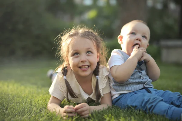 Двое Детей Лежат Траве Парке — стоковое фото