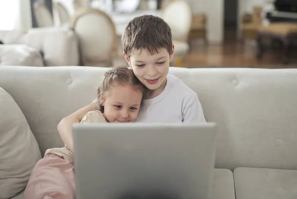 Bror Och Syster Använder Dator Som Sitter Soffan — Stockfoto