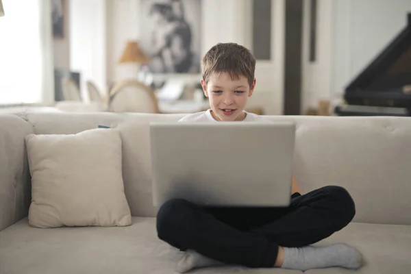 Bambino Utilizza Computer Portatile Casa — Foto Stock