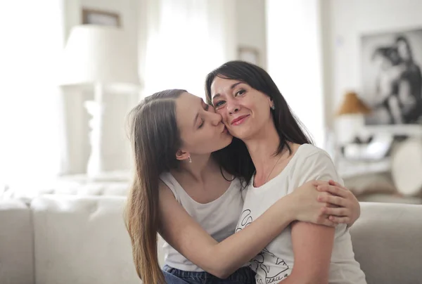 Lánya Arcon Csókolja Anyját — Stock Fotó