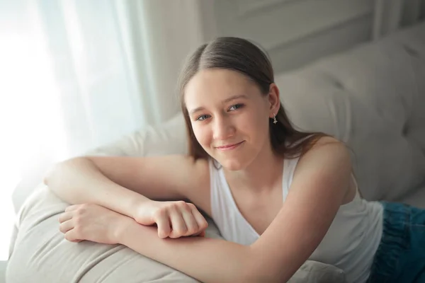 Portret Van Tiener Meisje Thuis — Stockfoto