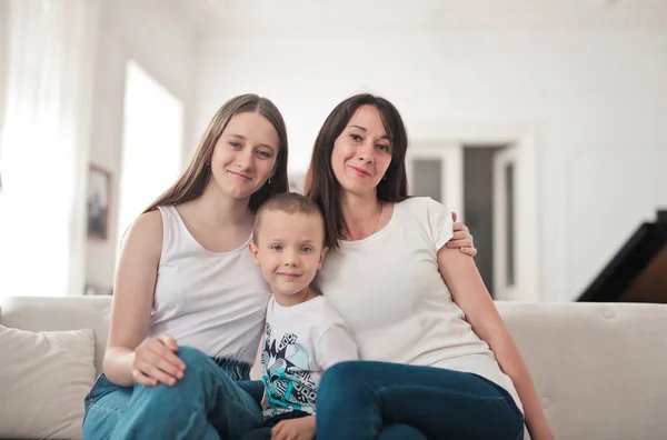 Mère Deux Enfants Sur Canapé Maison — Photo