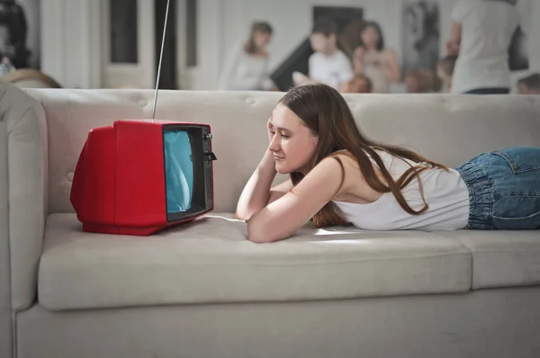 Молодая Женщина Лежит Диване Смотрит Телевизор — стоковое фото