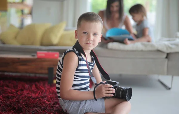 Portrét Dítěte Digitálním Fotoaparátem — Stock fotografie