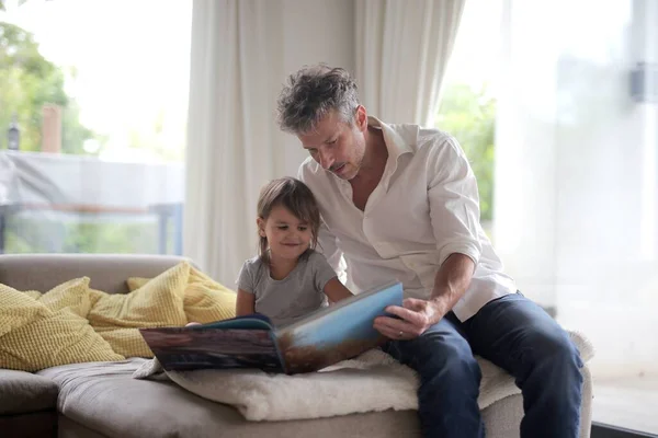 Vader Dochter Bank Met Een Boek — Stockfoto