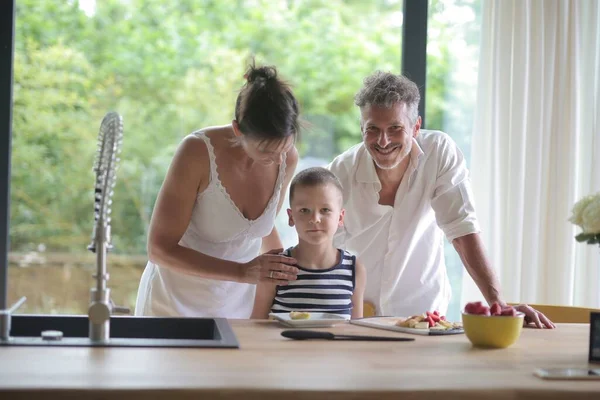 Mutfakta Beyaz Bir Aile Var — Stok fotoğraf