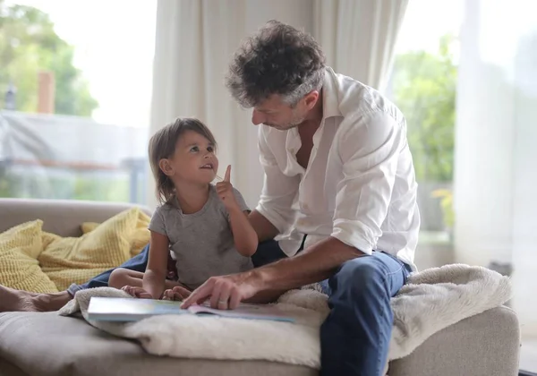 Vater Und Tochter Hause — Stockfoto