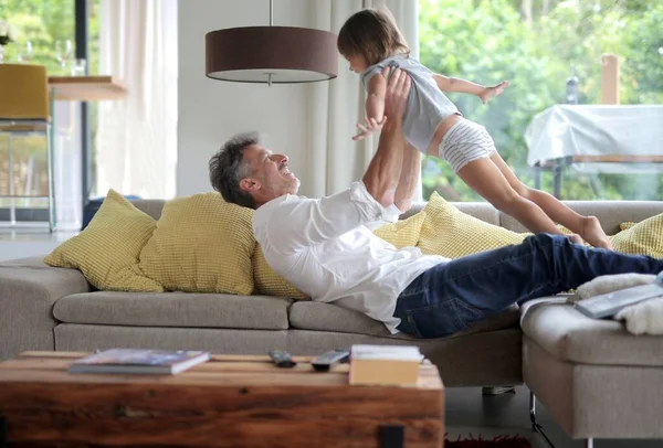 若い父親が彼の娘を自宅で遊ぶ — ストック写真