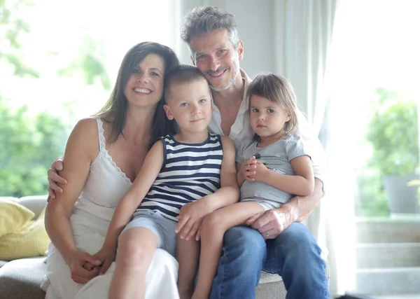 Retrato Uma Família Caucasiana Feliz — Fotografia de Stock