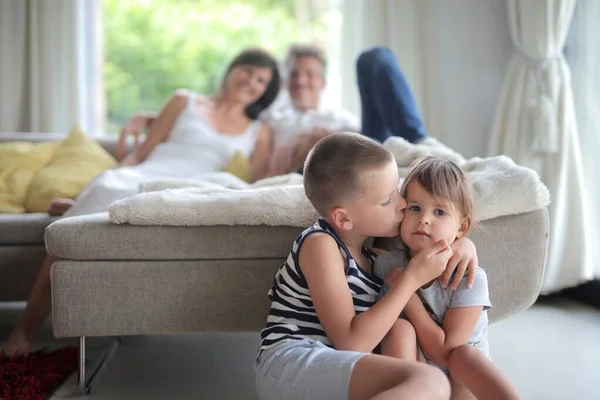 Famille Dans Maison Frère Soeur Baiser — Photo