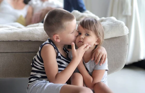 Evde Bir Aile Var Erkek Kız Kardeş Öpüşüyor — Stok fotoğraf