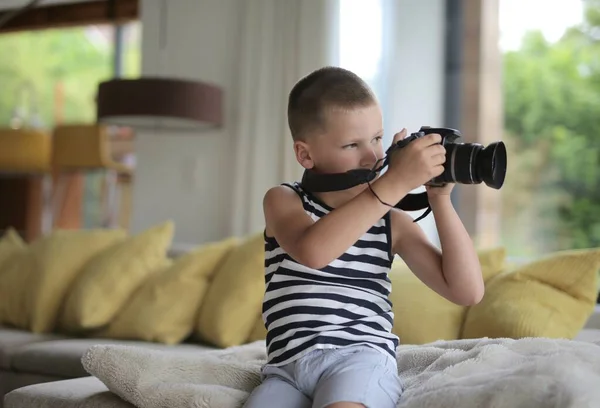 Portrét Dítěte Doma Digitálním Fotoaparátem — Stock fotografie